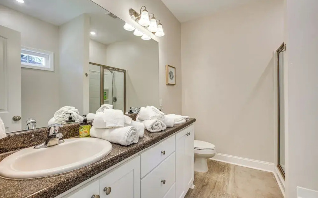 1 Mi to Riverfront: Darien Family Home