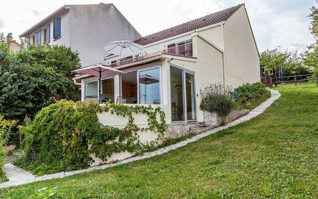 Villa House with Panoramic View on Paris