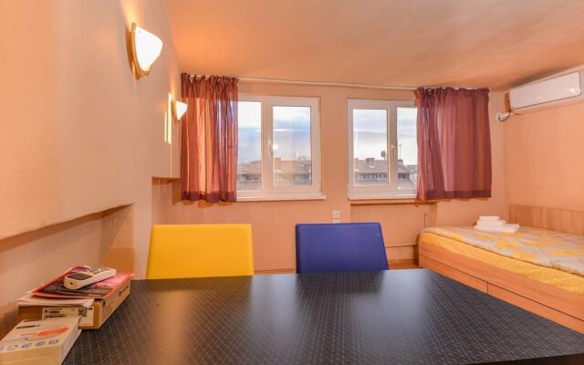 Cosy Top Floor Studio on Patriarh Evtimiy Blvd