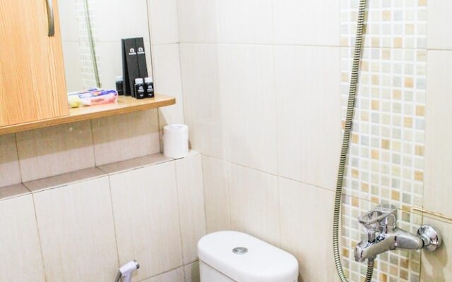 Comfortable and Fully Furnished 1BR Green Pramuka Apartment