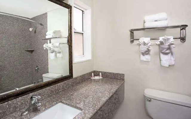 Days Inn By Wyndham Costa Mesa Newport Beach