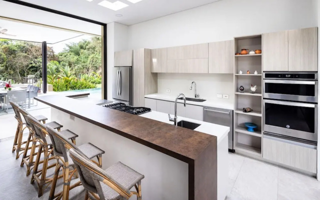 w Mind-blowing 4BR Villa w Pool at Mesa de Yeguas