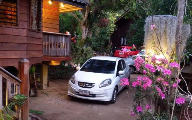 清迈湄康蓬胡安伯格哈格酒店(Maekampong Huean Bog Hug Chiangmai)