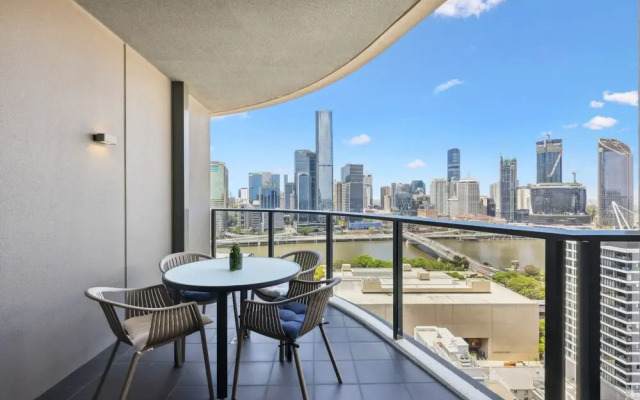 Chic 2-bed With Rooftop Pool Overlooking the City