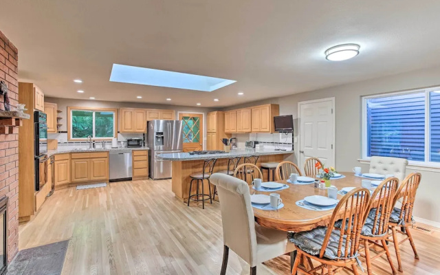 Cozy Washington Escape Near Hiking & Golfing!