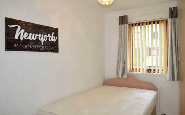Spacious 2 Bedroom Ground Floor Flat in Leith