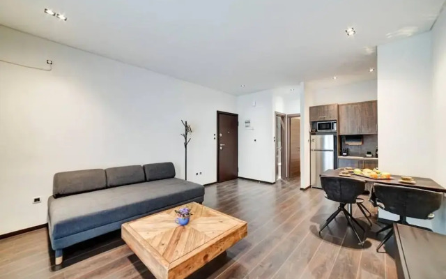 Classy and Stylish Apartment Next to Hilton