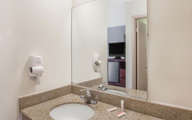 Lake View Inn & Suites