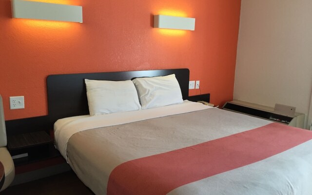 Motel 6 Rockford