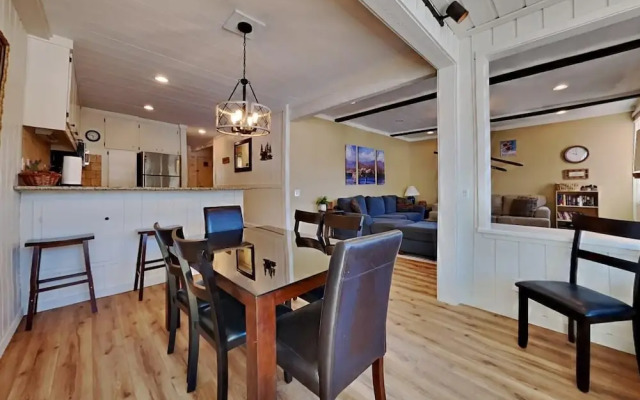 Remodeled 2 Bedroom Condo with Easy Access to Mountain Biking, Swimming, Hiking, Hot Tubs! by RedAwning