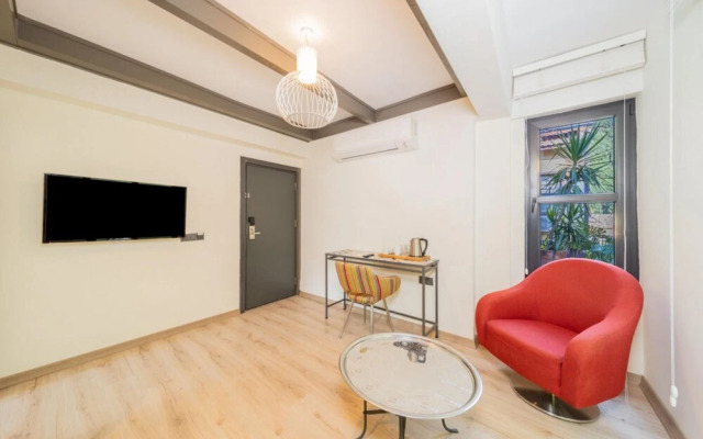 Pleasant Hotel Room Near Hadrian s Gate