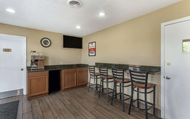 Econo Lodge North