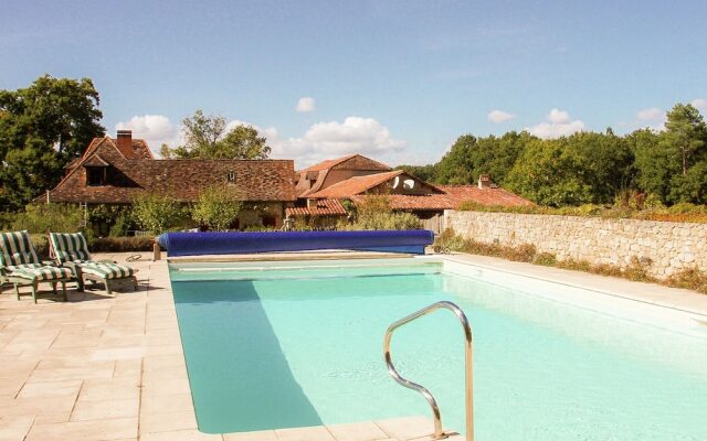 Marvelous Holiday Home in Issac With Swimming Pool