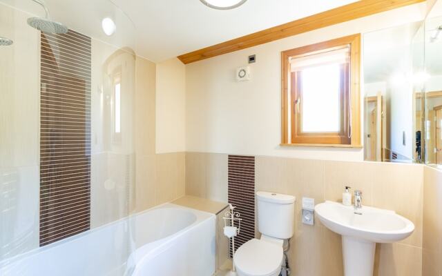Douglas Fir Lodge With Hot Tub Near Cupar, Fife