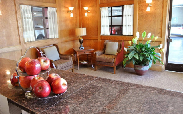 Cow Hollow Inn & Suites