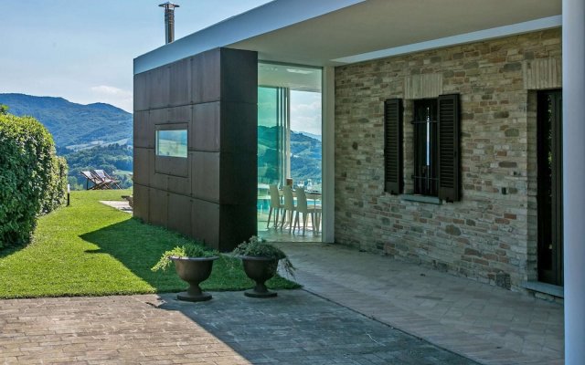 Villa With Beautiful Veranda, Private Swimming Pool, Beautiful View, Near Urbania