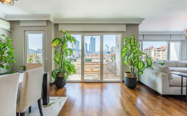 House With Balcony and City View in Besiktas