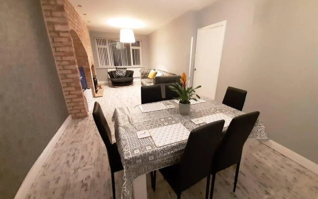 Beautiful Modern 3-bed House in Birmingham