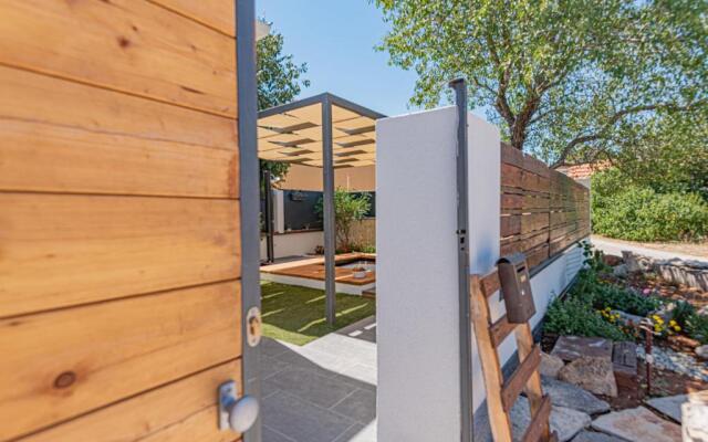Lux House Versys With Jacuzzi