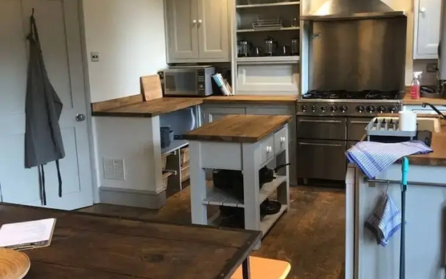 Higgihaus 46 Sleeps 5  Monday - Friday