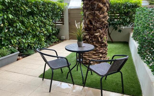 Elegant Glyfada Apartment-private Garden-Near METRO