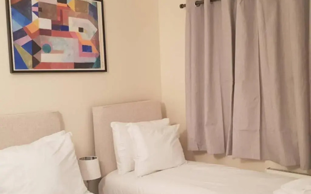 Garland Modern House With Parking & Garden Croydon