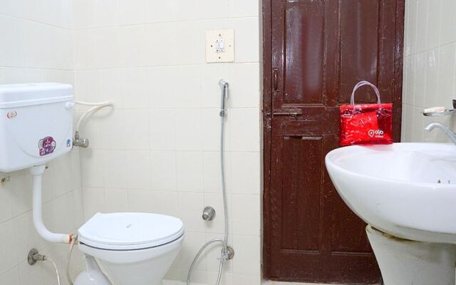 OYO 4255 The Crown Plaza