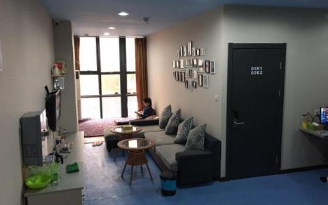 1012 Capsule Hostel