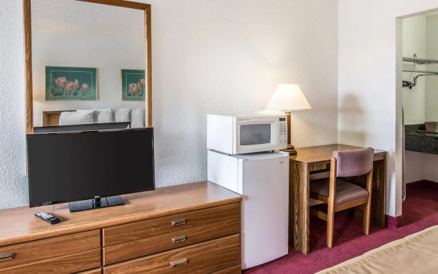 Econo Lodge Inn & Suites Spokane
