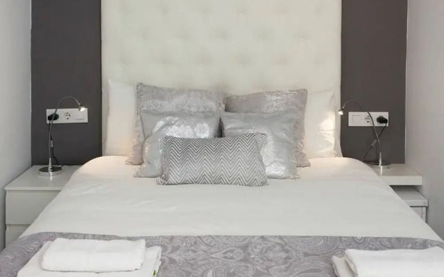 Colour PoP Fira 1 Apt By Myrentalhost