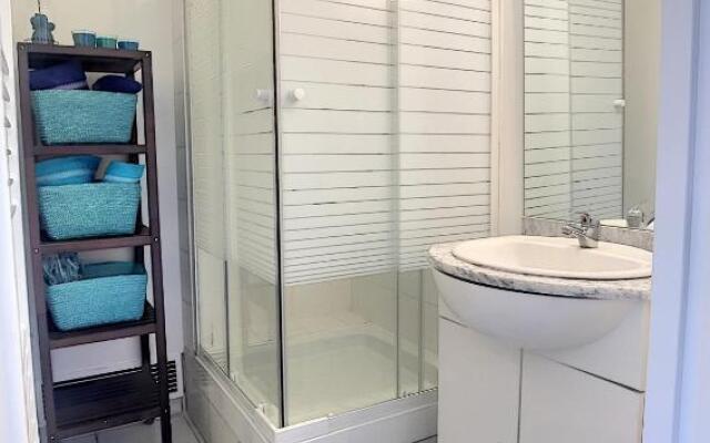 GOLFE JUAN Studio dans résidence avec piscine