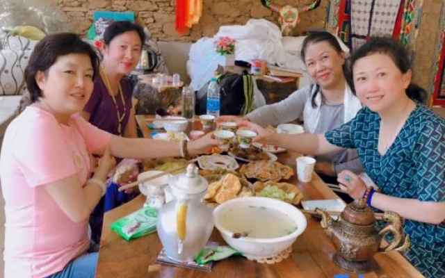 Danba Jiarong Home Village Hotel