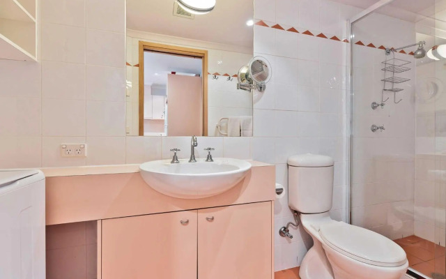 Lhotsky Studio 1 Bedroom with quiet location and onsite parking