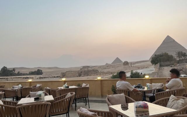 The Gate Hotel Front Pyramids & Sphinx View