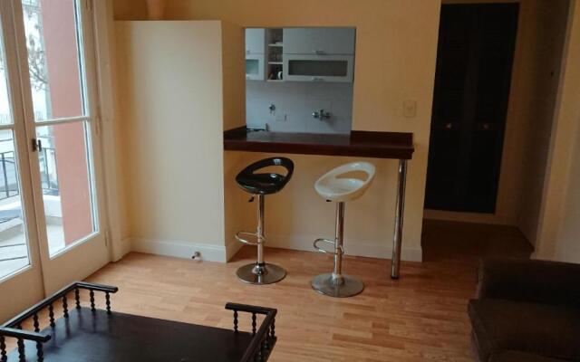 Excelente departamento con balcón a la calle sobre avenida