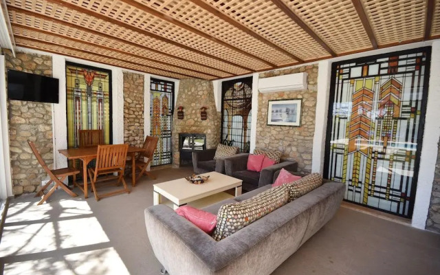 Villa Nail by Helaltatilvillari