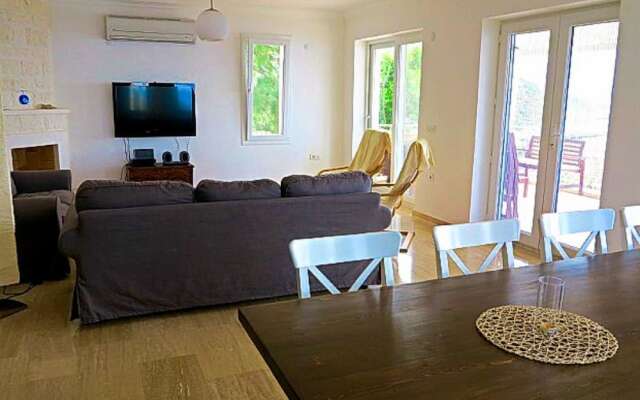 Villa Paloma by Villatatilin