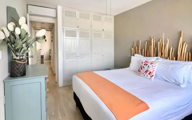 Beachfront and Ocean View Apartment