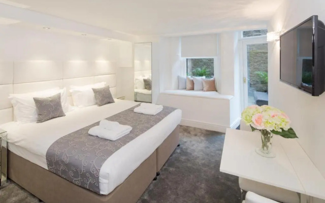 Edinburgh Castle Apartments and Suites