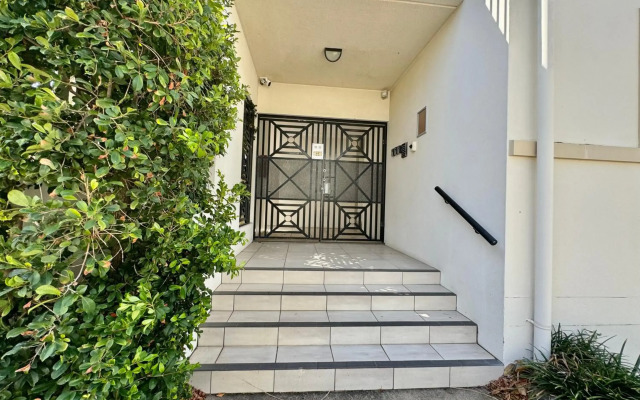 Lighthouse Apartments on The Strand - 2