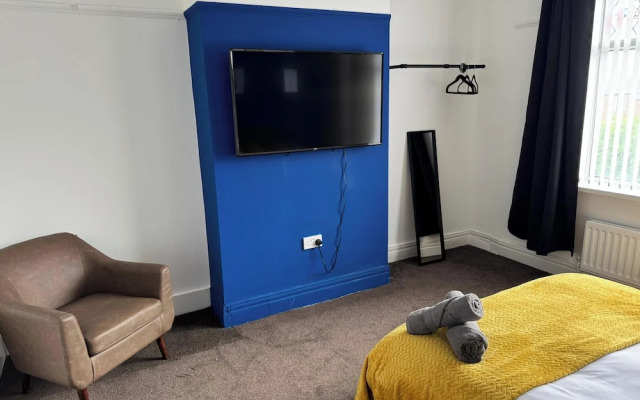 City Centre-4 Br-sleeps 7-garden-free Parking