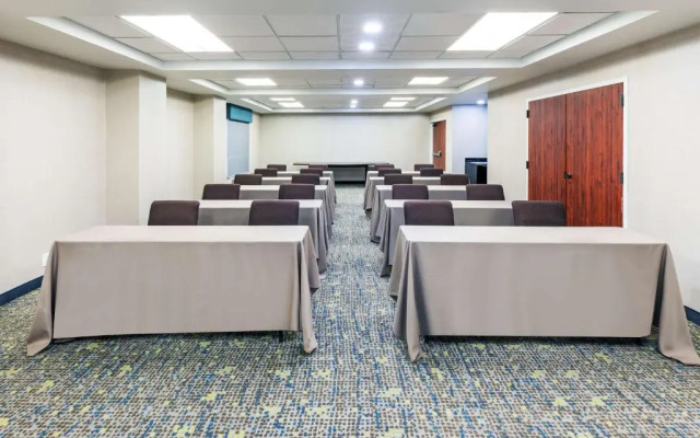 Hampton Inn & Suites Tulsa-Woodland Hills Hotel