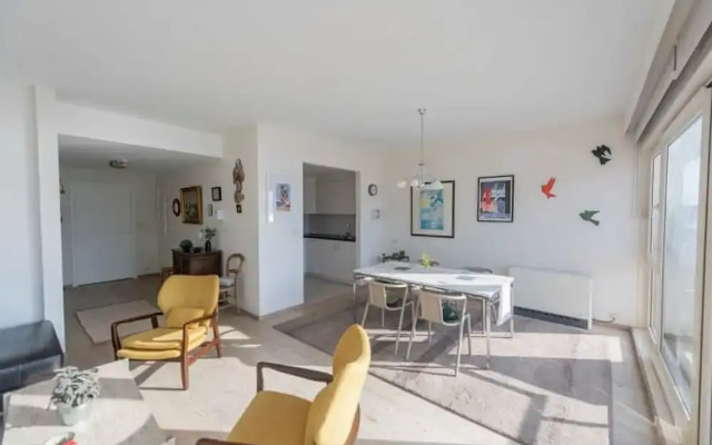 Seaview Apartment on the Beach - Free Parking