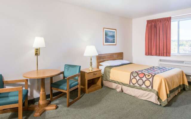 Super 8 by Wyndham West Middlesex/Sharon Area