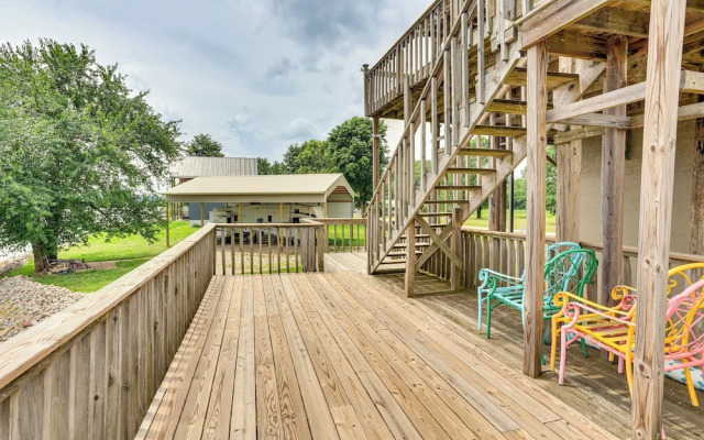 Tennessee River Retreat: Multi-level Deck & Views
