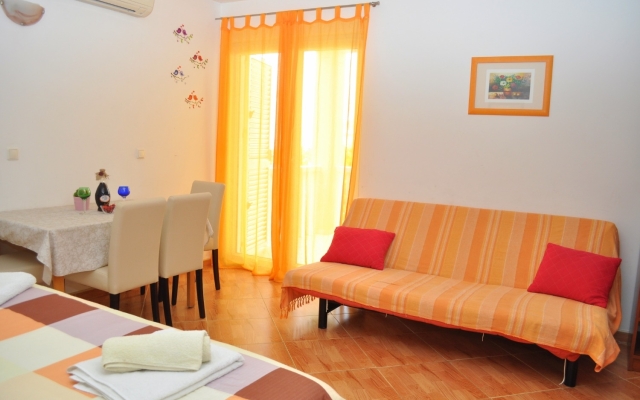 Studio apartment Ivi - big parking and courtyard SA3 Makarska, Riviera Makarska