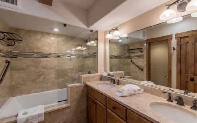 Villa Cortina with Easy Access to Gondola by RedAwning