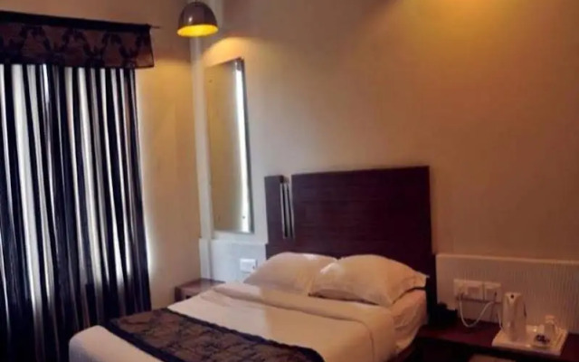 Hotel Sheela Shree Plaza