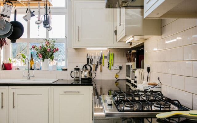 3 Bedroom Apartment Sleeps 6 in Dalston