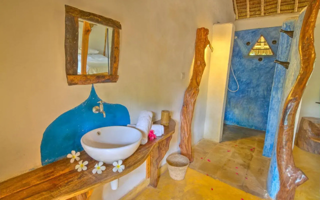 Distant Relatives Ecolodge & Backpackers